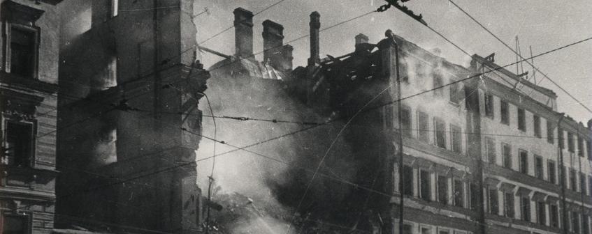 Обложка: Борис Кудояров. Тушение пожара на одной из улиц Ленинграда. 1942