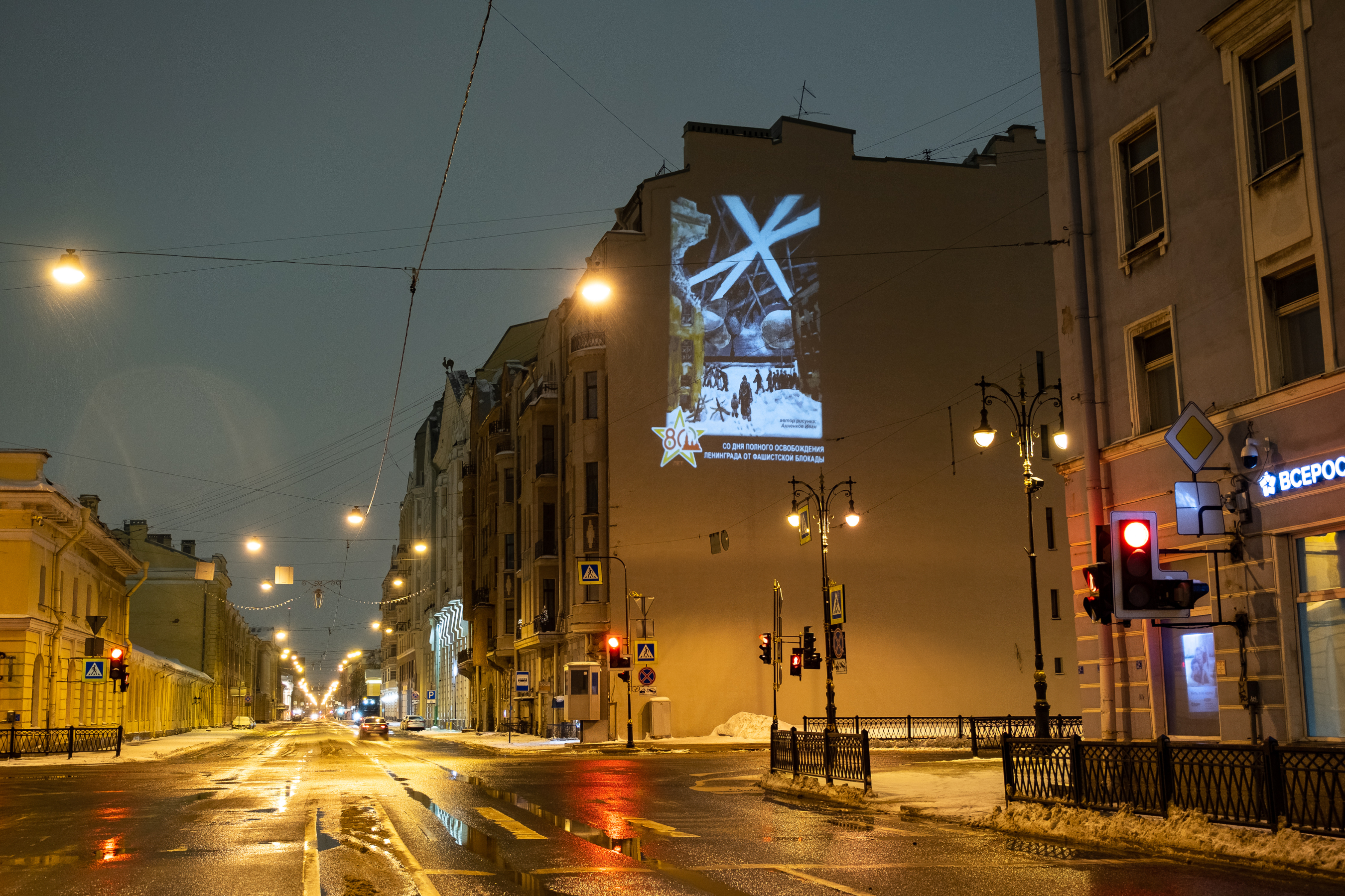 В честь Ленинградской Победы световые проекции украсили фасады зданий3