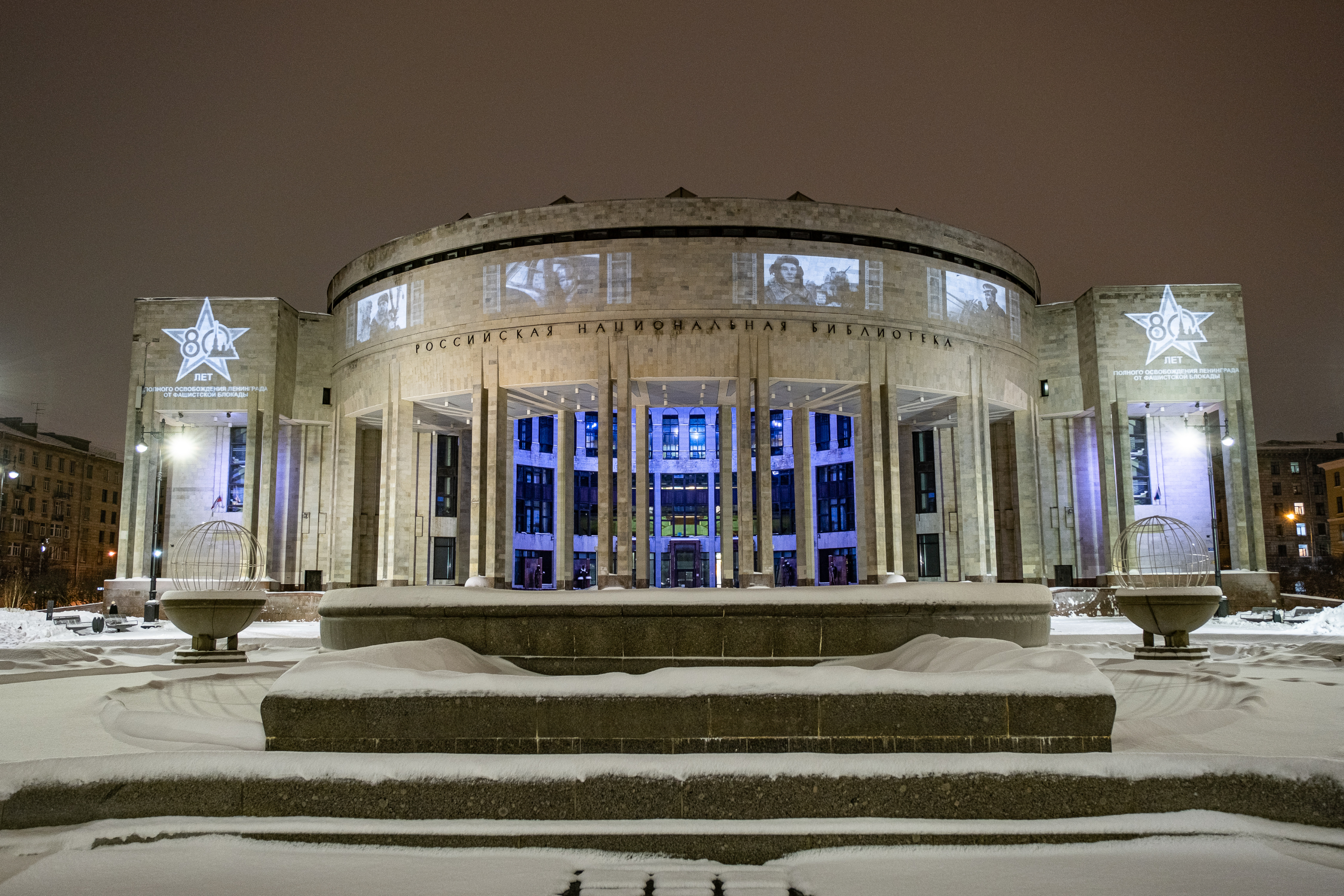 В честь Ленинградской Победы световые проекции украсили фасады зданий4