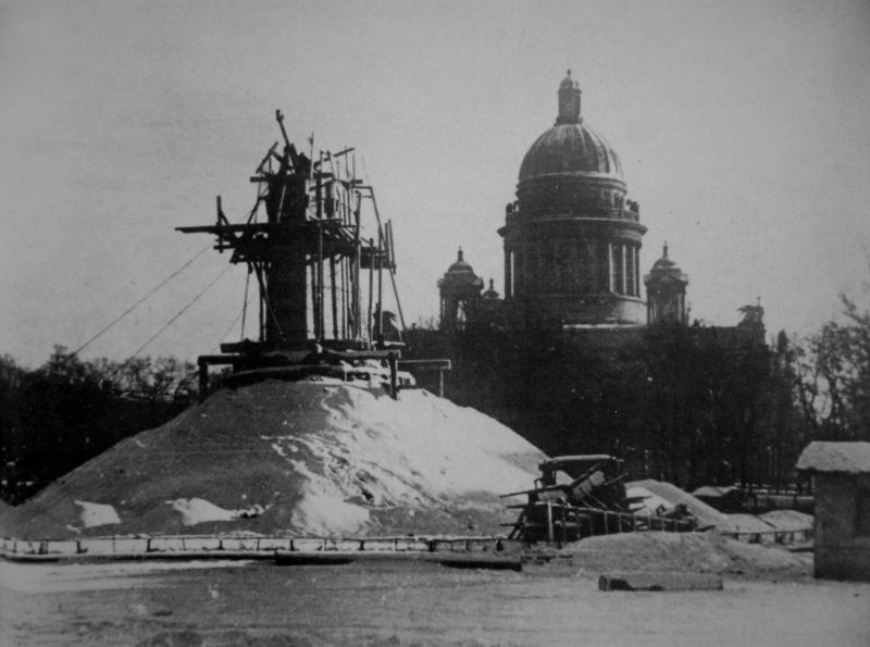 Защитное сооружение над памятником Петру I в блокадном Ленинграде.