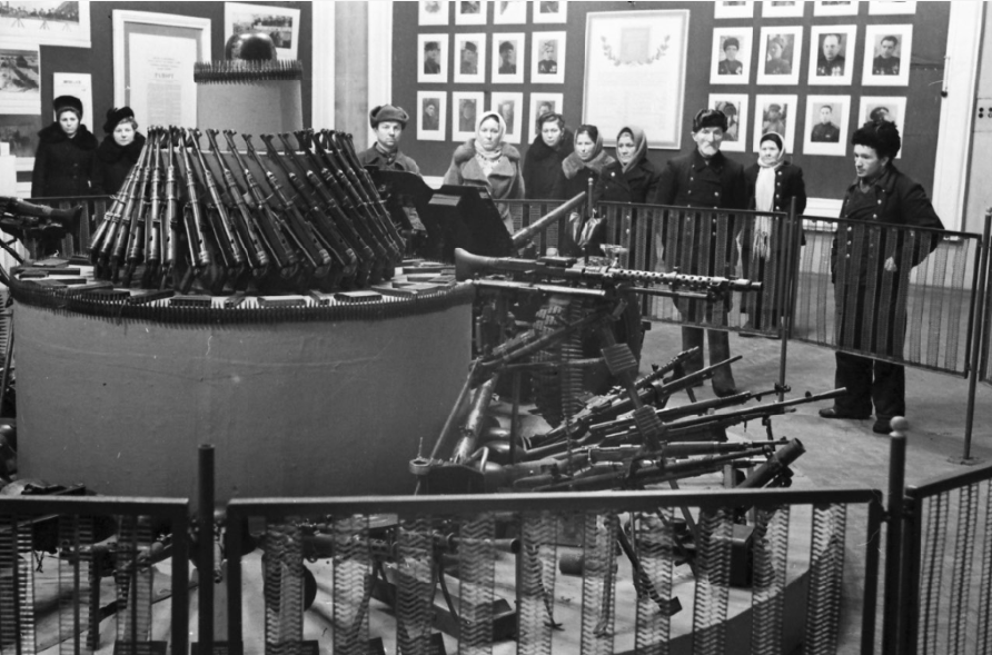 В Партизанском зале Музея обороны Ленинграда. Экскурсанты осматривают оружие партизан