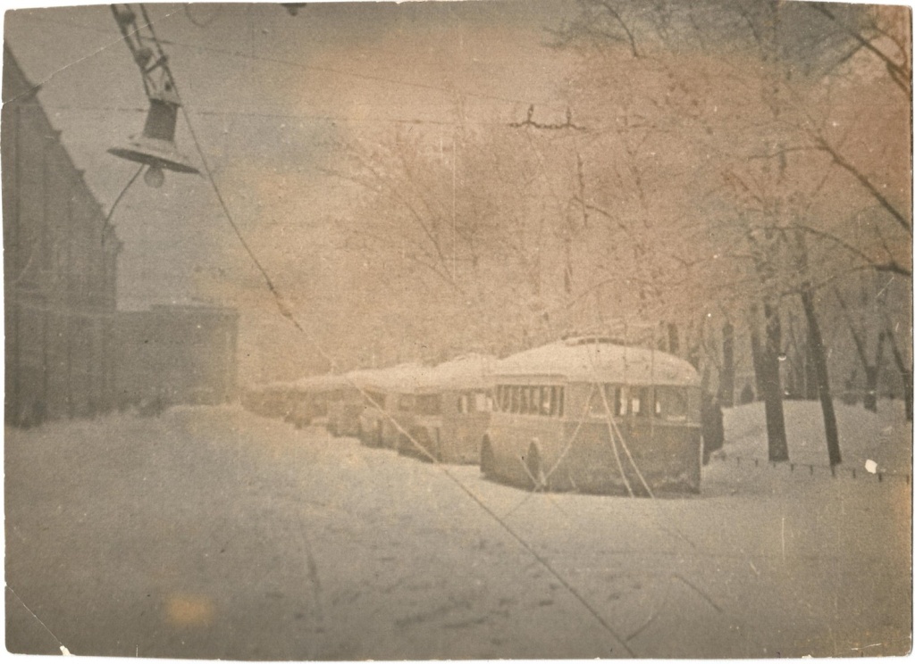 Неизвестный автор. Ленинград в блокаде. Остановлены троллейбусы, покрытые льдом и снегом. 1941-1942