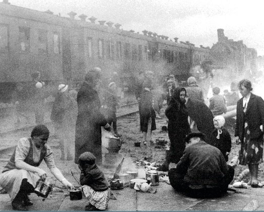 Эвакуация жителей на станции Ладожское озеро. 1941