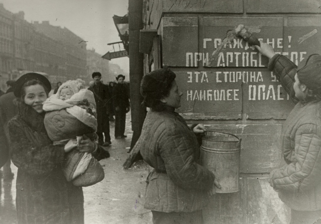 Кудояров Б.П. Закрашивание на стене дома надписи, предостерегающей об опасности при артобстреле.